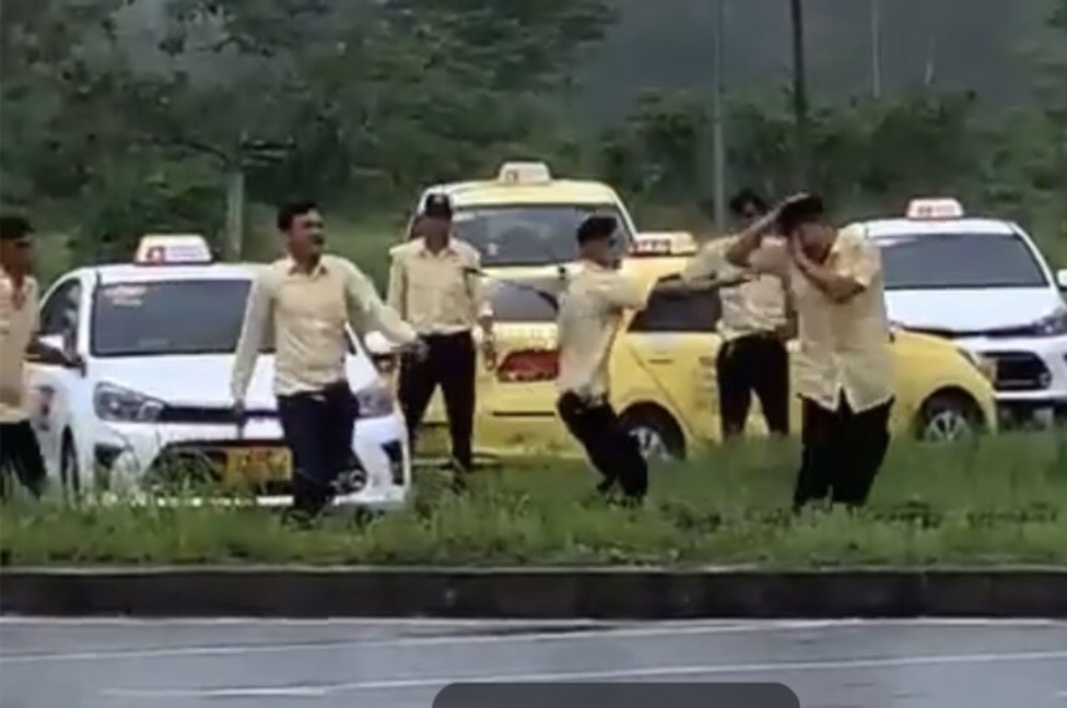 Hình ảnh các tài xế đánh đồng nghiệp tại sân bay Phú Quốc. Ảnh cắt từ clip  - taixe-7126 - Xác Minh Vụ Nhóm Tài Xế Taxi Đánh Đồng Nghiệp Ở Sân Bay Phú Quốc