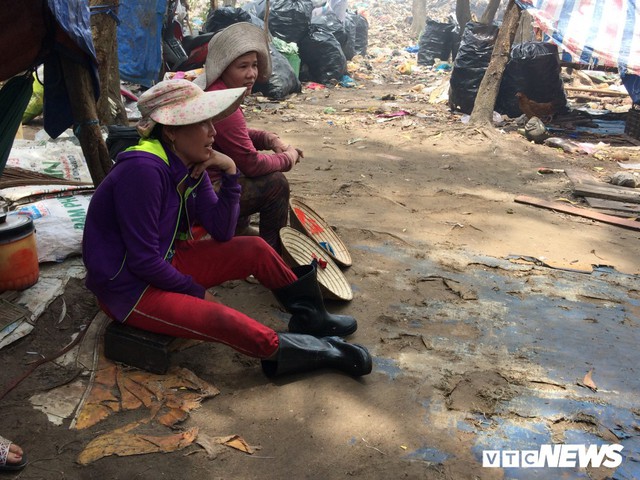 Hai người phụ nữ ngồi chờ đợi những chuyến xe rác tiếp theo  - photo-11-15270452235181861216673 - Phận Người Bới Rác Tìm Tiền Ở Đảo Ngọc Phú Quốc