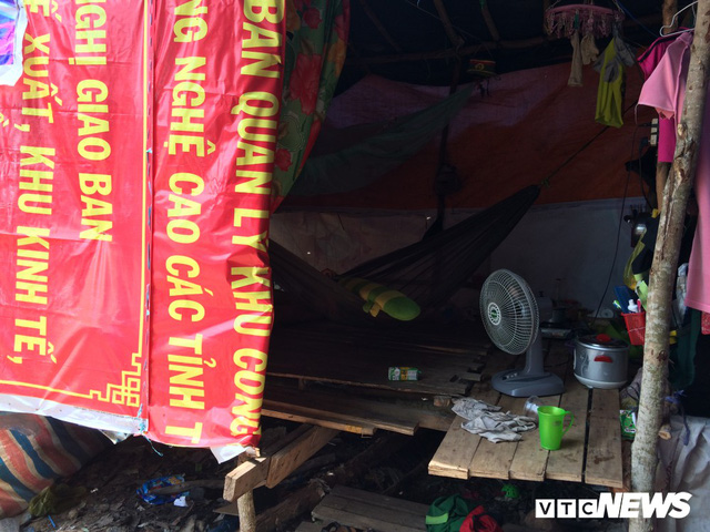 Căn lều tạm bợ và thiếu thốn của một gia đình cạnh bãi rác  - photo-7-15270452235131227326272 - Phận Người Bới Rác Tìm Tiền Ở Đảo Ngọc Phú Quốc