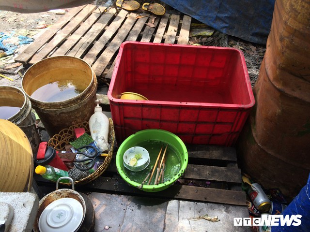 Sức khỏe người dân sống tại bãi rác bi đe dọa bởi ruồi, muỗi.  - photo-9-15270452235161533697359 - Phận Người Bới Rác Tìm Tiền Ở Đảo Ngọc Phú Quốc