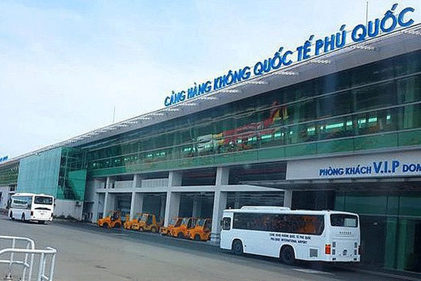 Sân bay Phú Quốc đóng cửa vì thời tiết xấu  - san-bay-phu-quoc-dong-cua-vi-thoi-tiet-xau-nhieu-chuyen-bay-bi-cham-huy-chuyen - Phú Quốc Ngập Lụt Lịch Sử, Hàng Loạt Chuyến Bay Bị Hủy