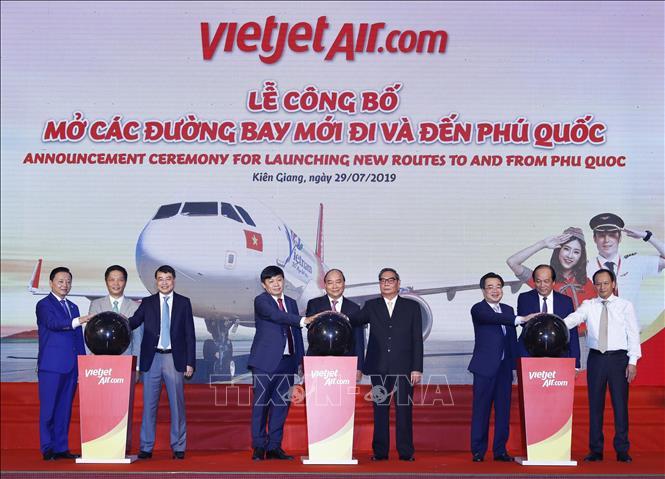 Thủ tướng và các đại biểu thực hiện nghi thức khai trương các đường bay mới đi và đến Phú Quốc  - thu-tuong-khong-duoc-be-tong-hoa-phu-quoc-2 - Thủ Tướng: Không Được &#8216;Bê Tông Hóa&#8217; Phú Quốc