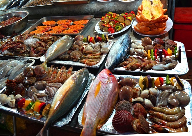 Chợ bày bán nhiều mặt hàng, nhưng nổi bật nhất là hải sản.  - 20150129093901-3 - Lung Linh Chợ Đêm Giữa Biển Tây
