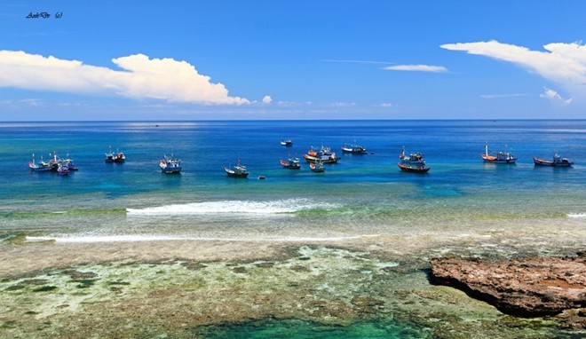 Đảo Lý Sơn được ví như “đảo tiên” giữa biển, bao la với làn nước xanh màu ngọc bích.  - 20150627170104-4 - 8 Bãi Biển Đẹp Nên Thơ Hút Khách Du Lịch Ở Việt Nam