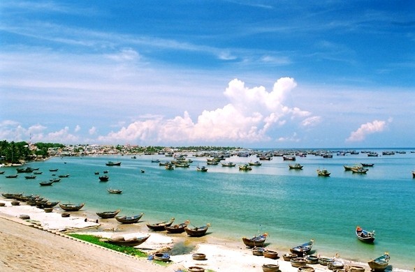 Mũi Né được mệnh danh là kinh đô resort và đang là một trong những địa điểm hàng đầu cho những ai yêu thích du lịch biển tại Việt Nam  - 20150627170104-6 - 8 Bãi Biển Đẹp Nên Thơ Hút Khách Du Lịch Ở Việt Nam