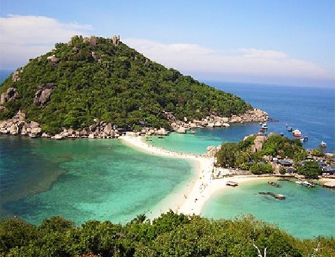 Phú Quốc có nhiều bãi biển đẹp trải dài từ phiá bắc đến phía nam, có 99 ngọn núi đồi và dãy rừng nguyên sinh với hệ động thực vật phong phú.  - 20150627170340-8 - 8 Bãi Biển Đẹp Nên Thơ Hút Khách Du Lịch Ở Việt Nam