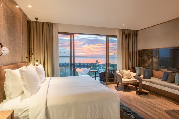 Phòng ngủ tại viila Felicity Phú Quốc có tầm nhìn ra hồ cảnh quan. Ảnh: Sun Property - WikiLand  - 3949-1663130819 - Giá Trị Của Bất Động Sản Cận Thủy