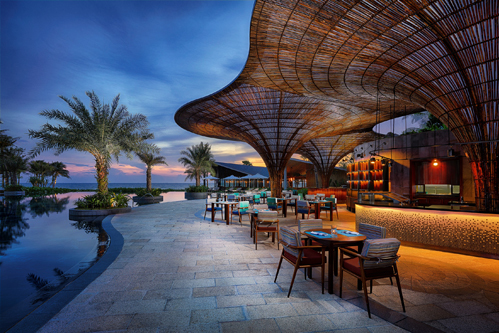 InterContinental Phu Quoc Long Beach Resort phục vụ rất nhiều món ăn cao cấp chế biến từ hải sản tươi ngon.  - 6-3398-1526888042-8898-1528187390 - 5 Lý Do Bạn Nên Đón Hè Tại Phú Quốc
