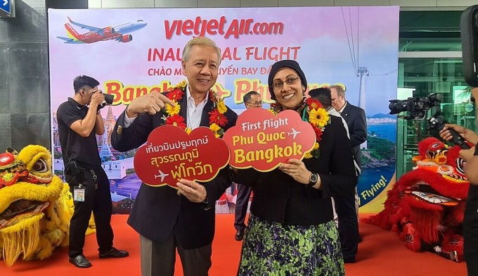 Những vị khách đầu tiên bay thẳng từ Bangkok (Thái Lan) tới đảo Phú Quốc. - WikiLand