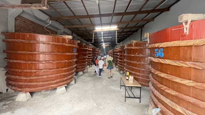 Gỗ làm thùng ủ cá được nhập về từ Campuchia. Ảnh: - WikiLand  - go-lam-thung-u-ca-duoc-nhap-ve-9530-7559-1659752488 - Phóng Viên Mỹ Mê Nước Mắm Phú Quốc