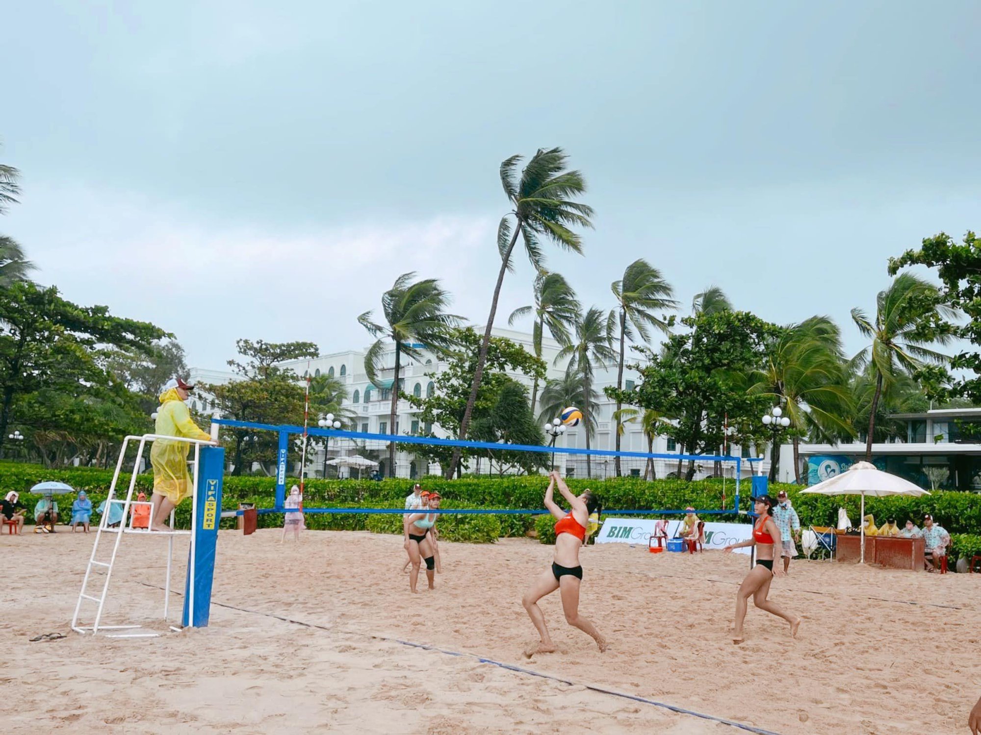 Với bãi cát vàng mịn đẹp bên bờ biển bãi Trường trong xanh, Phu Quoc Marina được lựa chọn là nơi tổ chức Giải vô địch trẻ và Giải vô địch quốc gia Bóng chuyền bãi biển 2X2 đồng đội 2022.  - photo-3-16678058508251254645010 - Ở Phú Quốc có một nơi như thế: Chơi vui, sống khỏe, đầy ắp trải nghiệm