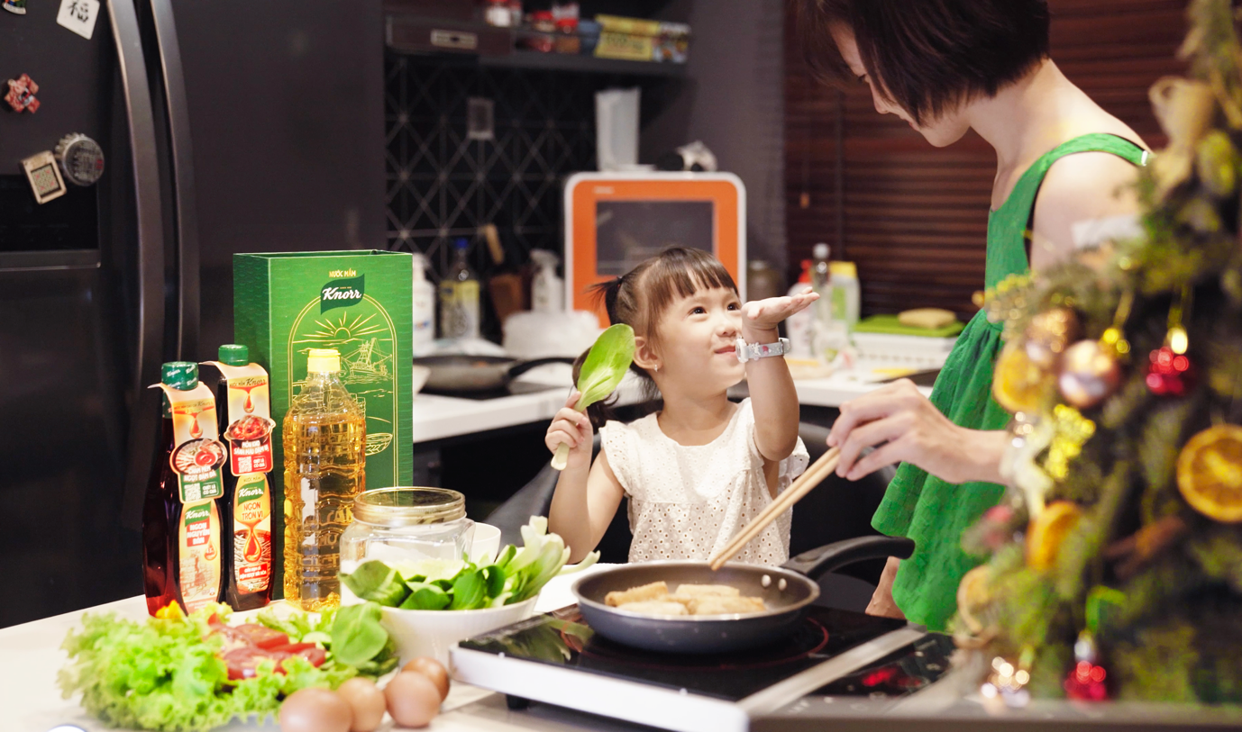 Việc chọn nước mắm ngon giúp nâng tầm món ăn Việt.  - 1 - Chọn nước mắm ngon cho bữa ăn ‘hao cơm’