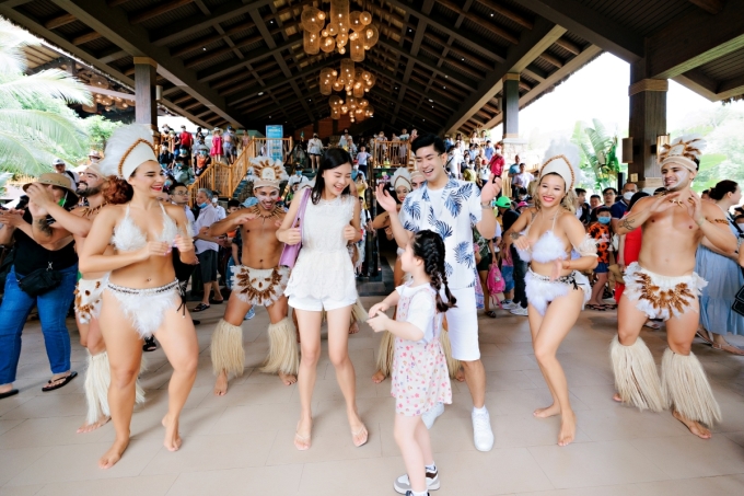 Đông đảo du khách trải nghiệm dịch vụ tại Sun World Phu Quoc. Ảnh: Sun World - WikiLand  - 315279358-1601229200320744-129-7715-8998-1670474375 - Phú Quốc đón 4,75 triệu lượt khách trong 11 tháng