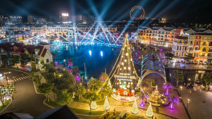 Cây thông đèn LED cao 23 mét thu hút du khách đến Grand World. Ảnh: Corona Resort & Casino  - image-extractword-1-out-1147-1671185698 - Trải nghiệm mùa lễ hội tại Corona Resort &amp; Casino