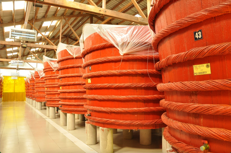 Từng mẻ cá cơm than tạo nên cốt mắm Knorr được ủ chượp 12 tháng bởi những người thợ lành nghề.  - image007_1 - Cá cơm than Phú Quốc &#8211; nguyên liệu cho cốt mắm chất lượng