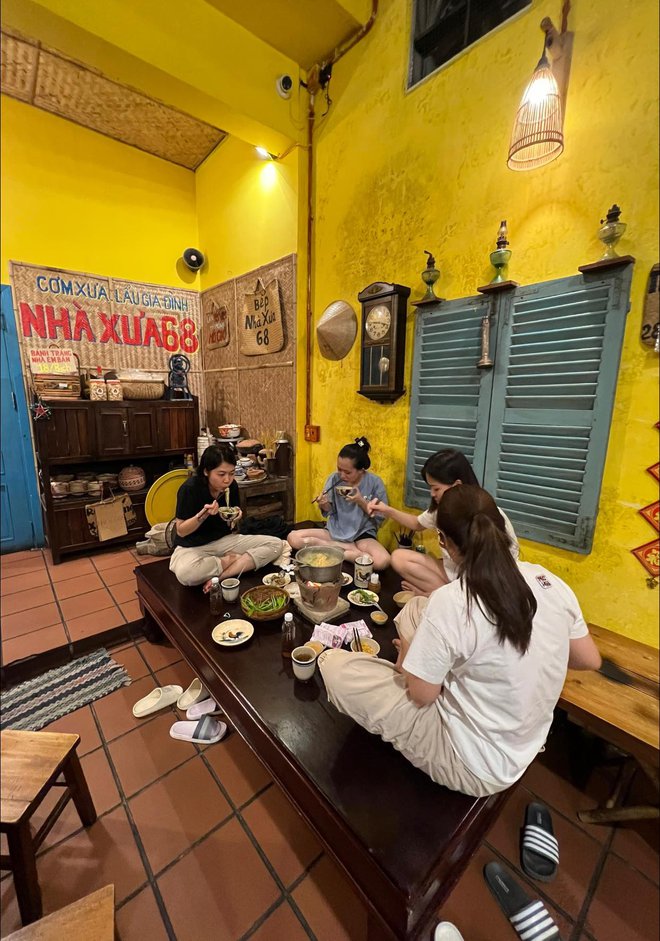 Khách đến quán có thể ngồi quây quần ăn cơm trên ván gỗ để có thêm không khí gia đình (Ảnh: Nhà Xưa 68, @crush7879)  - photo-11-167127847439120841860 - Quán cơm quê ở Phú Quốc được du khách rần rần ghé ăn, có cả những sao Việt đình đám