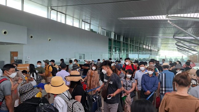 Hàng nghìn khách du lịch đang mắc kẹt ở Phú Quốc - Ảnh 6.  - photo-4-16713631558101776356778 - Hàng nghìn khách du lịch đang mắc kẹt ở Phú Quốc