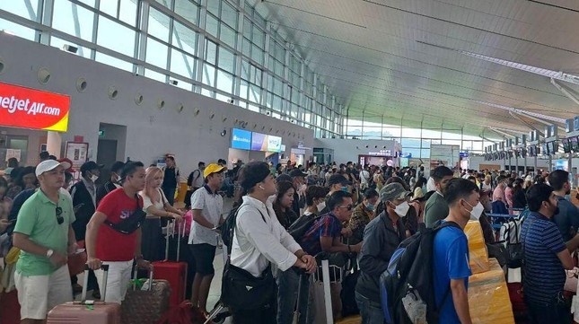 Hàng nghìn khách du lịch đang mắc kẹt ở Phú Quốc - Ảnh 5.  - photo-5-16713631578081462195921 - Hàng nghìn khách du lịch đang mắc kẹt ở Phú Quốc