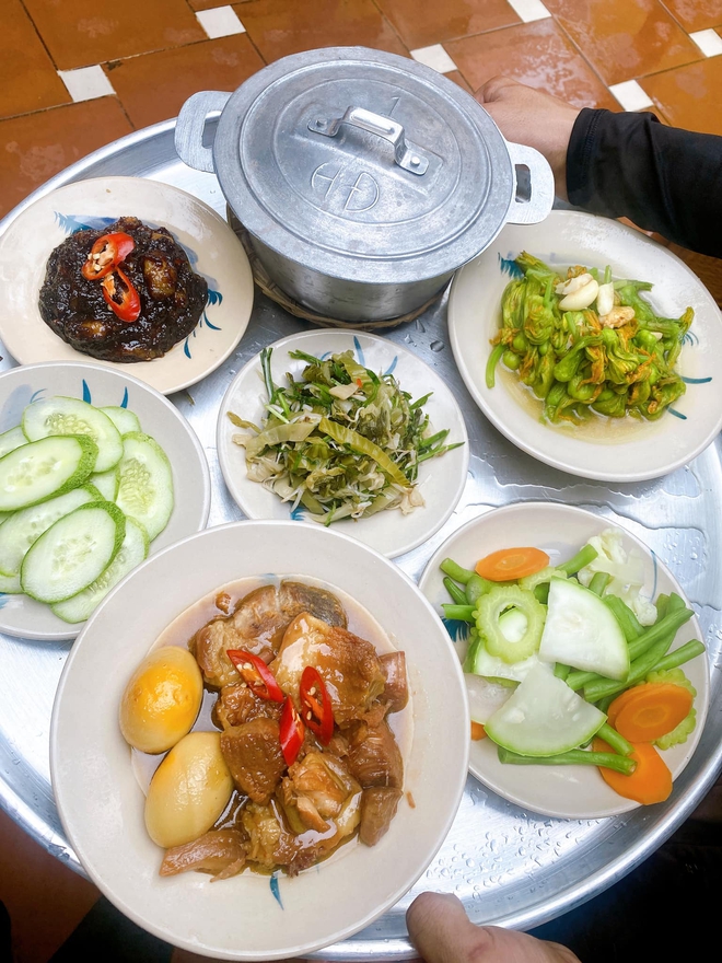 Vật dụng ăn uống mộc mạc chính là điều khiến các du khách thích dùng cơm tại Nhà Xưa 68 (Ảnh: Nhà Xưa 68)  - photo-6-16712784492171437644863 - Quán cơm quê ở Phú Quốc được du khách rần rần ghé ăn, có cả những sao Việt đình đám
