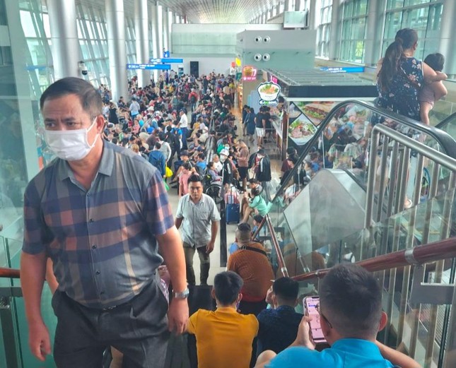 Hàng nghìn khách du lịch đang mắc kẹt ở Phú Quốc - Ảnh 4.  - photo-6-1671363159448846024726 - Hàng nghìn khách du lịch đang mắc kẹt ở Phú Quốc