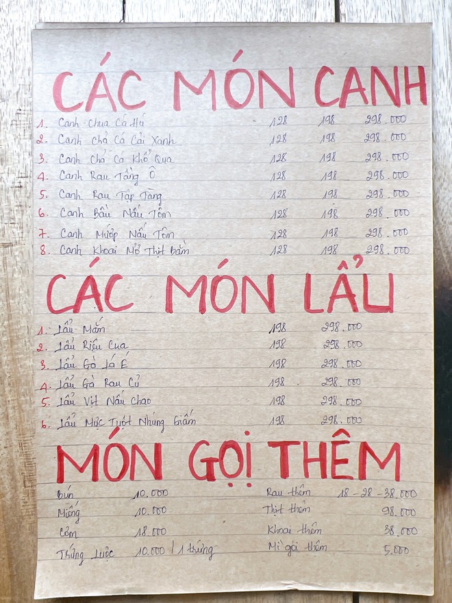 Thực đơn được viết toàn bộ bằng tay (Ảnh: Nhà Xưa 68)  - photo-7-1671278455147161473710 - Quán cơm quê ở Phú Quốc được du khách rần rần ghé ăn, có cả những sao Việt đình đám