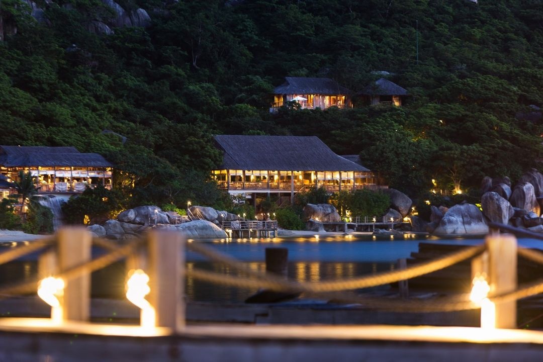 Khu nghỉ dưỡng trên vịnh Ninh Vân, Nha Trang lên đèn vào buổi tối. Ảnh: sixsensesninhvanbay.  - sixsensesninhvanbay - Đặt phòng dịp Tết Dương lịch trước cả tháng