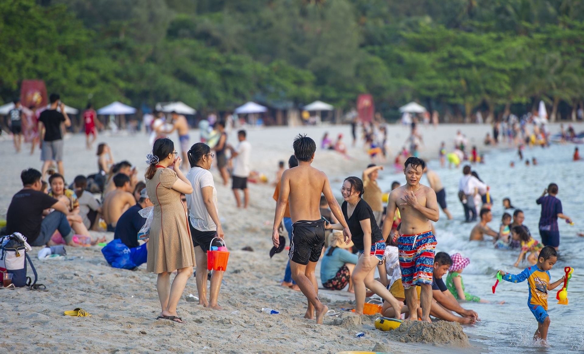 Du khách tắm biển tại Mũi Nai, TP Hà Tiên, tỉnh Kiên Giang.  - untitled123w - Kiên Giang đứng đầu Tây ĐBSCL về thu hút khách du lịch