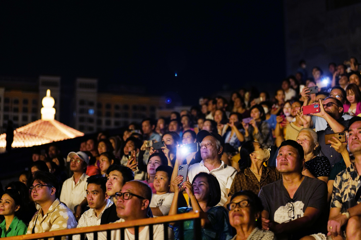 hơn 5.000 du khách đã ngồi kín khán đài- WikiLand  - l1130985-1672719357 - Hàng nghìn du khách đến Phú Quốc xem show diễn trên biển