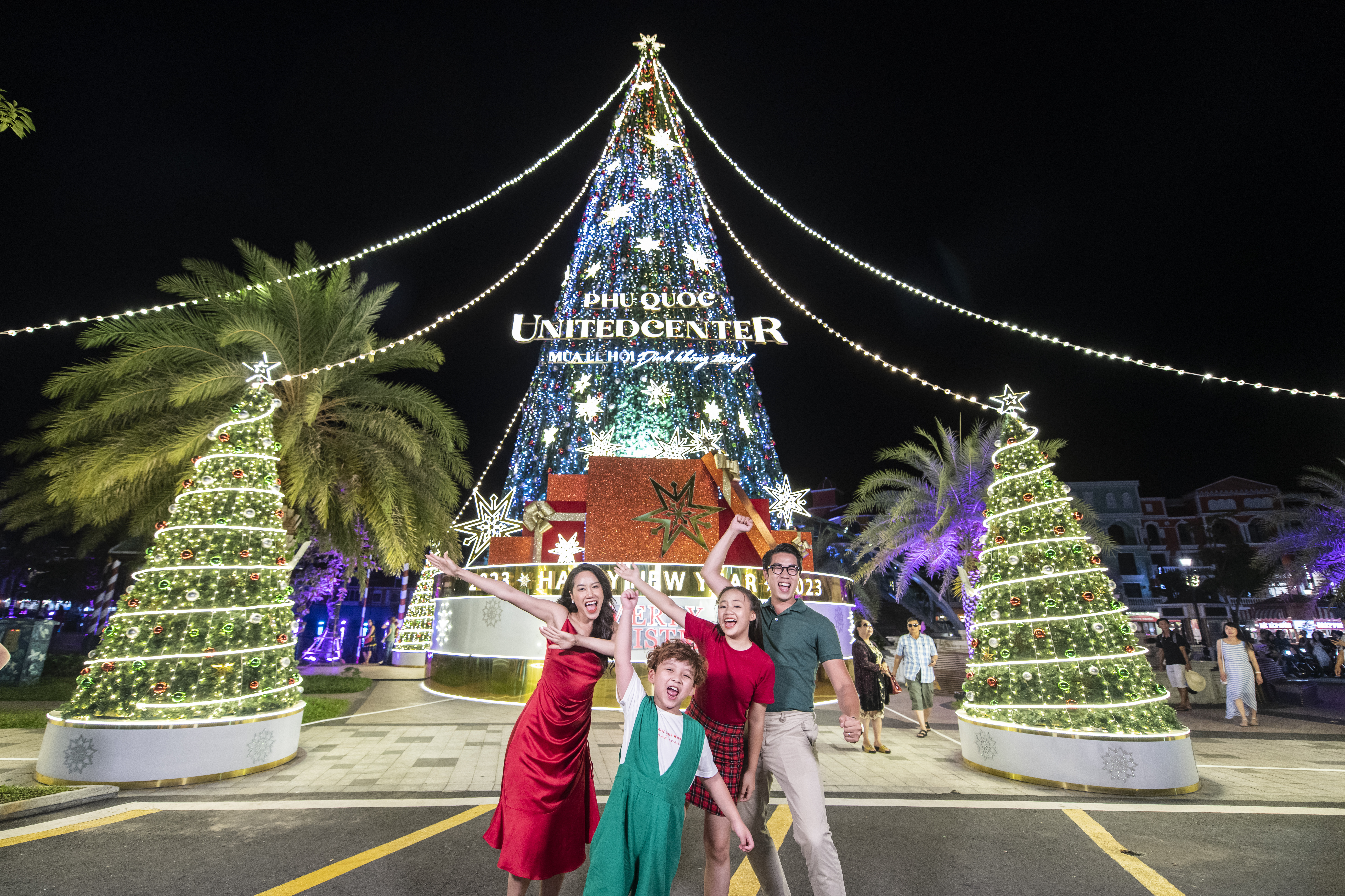 Tại Grand World, cây thông khổng lồ cao đến 23m với hệ thống đèn LED thông minh có khả năng “thay áo" liên tục 20 lần trong 5 phút trở thành điểm check-in hấp dẫn du khách gần xa.  - vin-2-549 - Giáng sinh rực rỡ sắc màu ở các quần thể Vinpearl