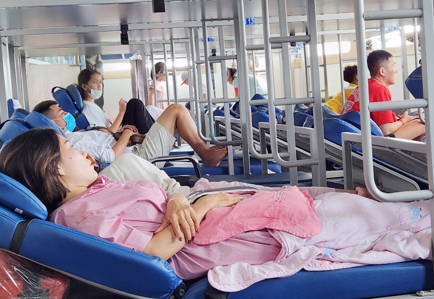 Nhiều khách chọn vé giường nằm khi đi phà ra Phú Quốc du xuân. Ảnh: Việt Tường.