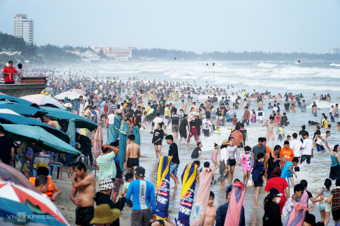 Du khách tắm biển tại bãi Sau, TP Vũng Tàu ngày mùng 3 Tết. Ảnh: Trường Hà - WikiLand  - vt-jpeg-6214-1674754201 - Khách du lịch Tết tăng gần 50% so với năm 2022