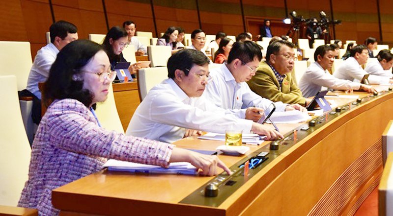 Các đại biểu Quốc hội ấn nút biểu quyết về việc miễn thị thực cho người nước ngoài vào khu kinh tế ven biển