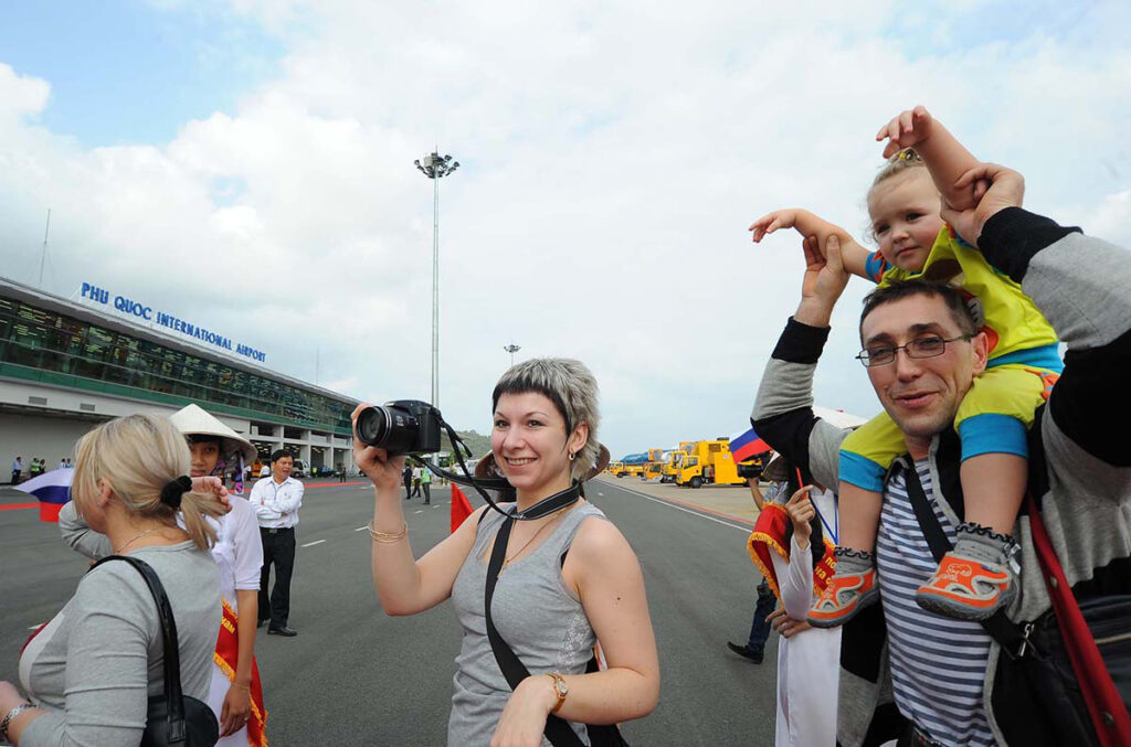 Du khách nước ngoài đến Phú Quốc ngày càng tăng - Ảnh KHOA NAM