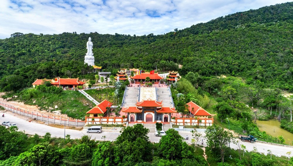 Hình ảnh tổng quát ngôi chùa được bao phủ thảm thực vật xanh quanh chùa (ảnh sưu tầm)