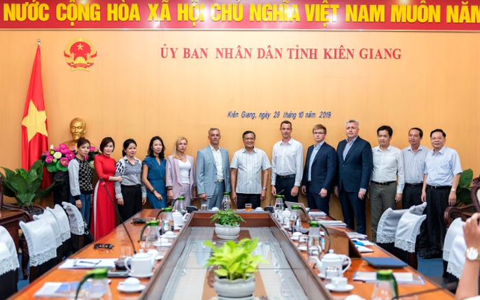UBND tỉnh Kiên Giang và Huyện ủy Phú Quốc nhất trí ủng hộ nhà đầu tư Nga đầu tư các dự án trọng điểm phù hợp với mục tiêu, chiến lược phát triển của tỉnh.