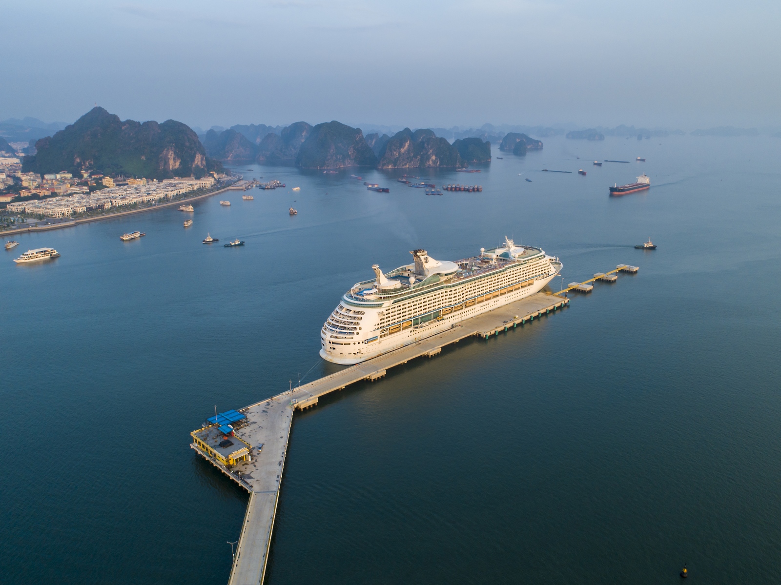 Cảng tàu khách quốc tế Hạ Long - Biểu tượng mới của du lịch Quảng Ninh. 