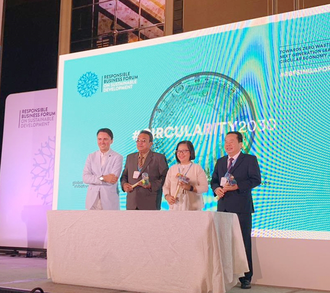 Ông Mai Văn Huỳnh (bìa phải), cùng đại diện của Thái Lan và Philippines nhận quà tặng danh dự từ WWF sau khi ký kết tham gia Chương trình Đô Thị Giảm Nhựa