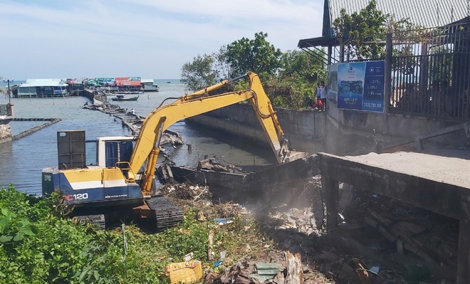 Xử lý nhóm kích động người dân khi tháo dỡ cầu cảng làng chài Hàm Ninh  - 1b7e0afc9132bfe32c89b227b906b63f - Xử lý nhóm kích động người dân khi tháo dỡ cầu cảng làng chài Hàm Ninh