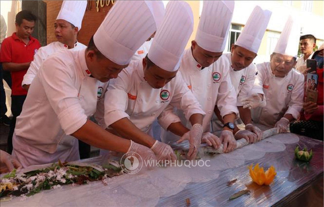 Đầu bếp tại huyện đảo Phú Quốc biểu diễn gói gỏi cuốn cá trích dài 15 m - một đặc sản ẩm thực của đảo ngọc Phú Quốc