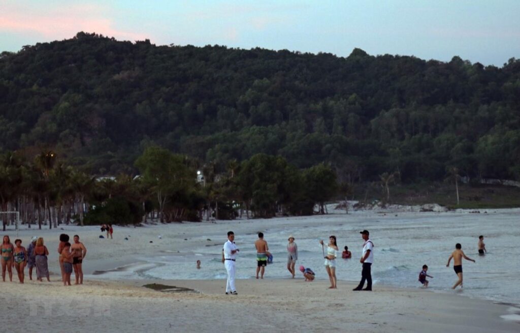 Du khách quốc tế tắm biển tại bãi Khem, huyện đảo Phú Quốc covid 19 tại phú quốc - Du-khách-quốc-tế-tắm-biển-tại-bãi-Khem-huyện-đảo-Phú-Quốc-1024x655 - Phú Quốc vững vàng phòng, chống dịch COVID-19.