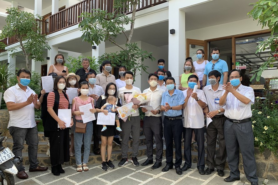 Giám đốc Trung tâm y tế huyện Phú Quốc trao quyết định và giấy xác nhận hoàn thành cách ly. Ảnh H.D
