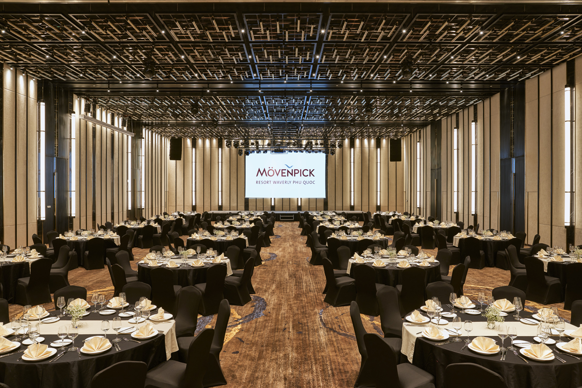 Phòng đại tiệc Coral Ballroom 720 mét vuông, trần cao 7 m, thiết kế tinh xảo, nội thất sang trọng và cách âm hiện đại.