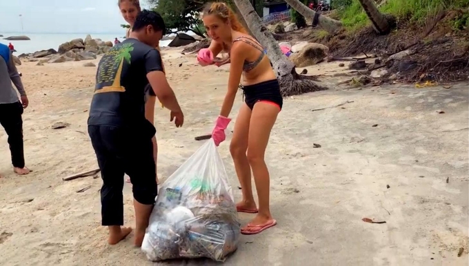 Sonya nhặt rác trên bãi biển tại Penang, Malaysia. Ảnh: NVCC - WikiLand