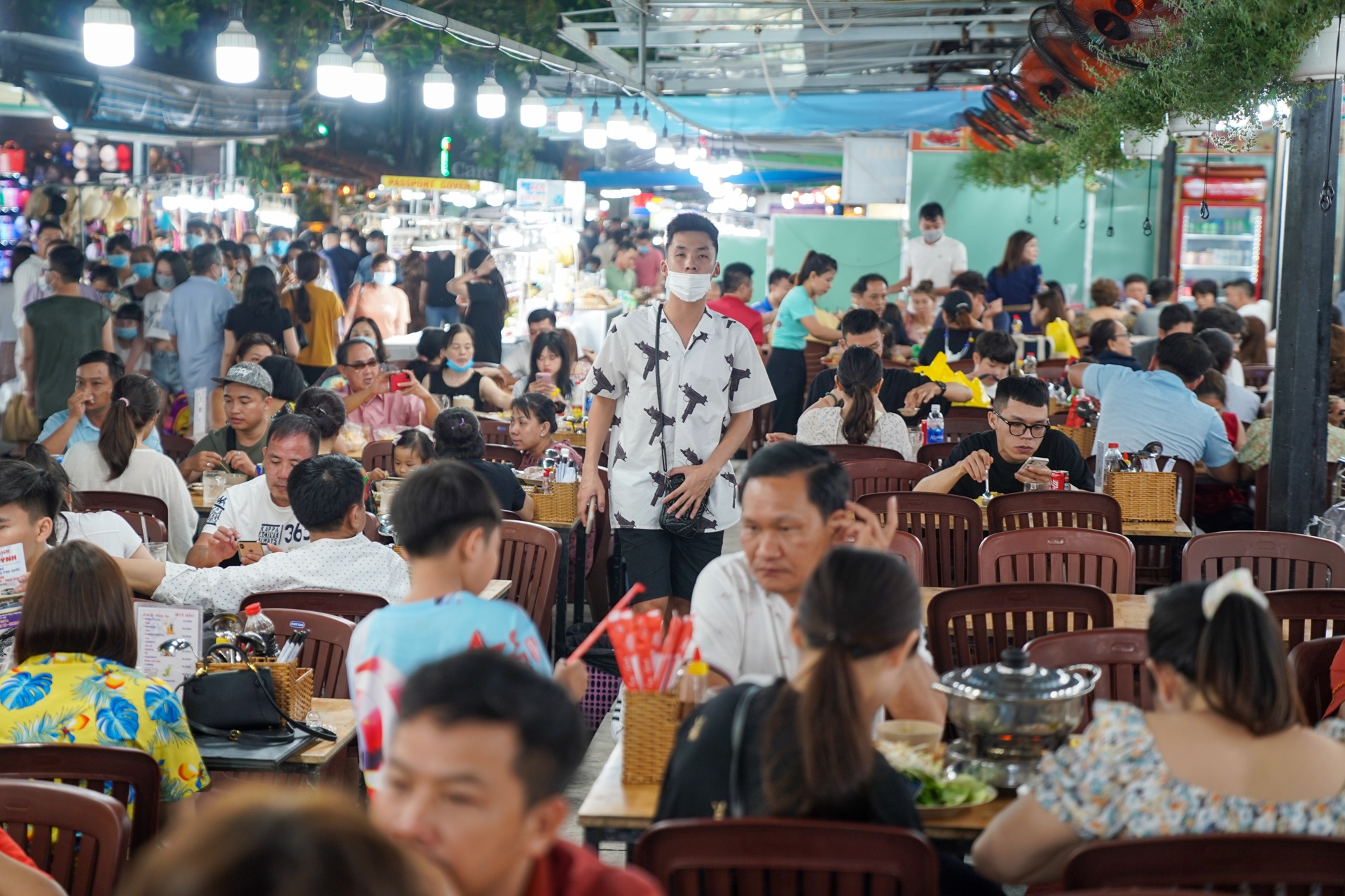 Cho dem Phu Quoc dong duc du khach anh 4  - cho_dem_phu_quoc_zing_13 - Chợ đêm Phú Quốc chật kín du khách lễ 30/4