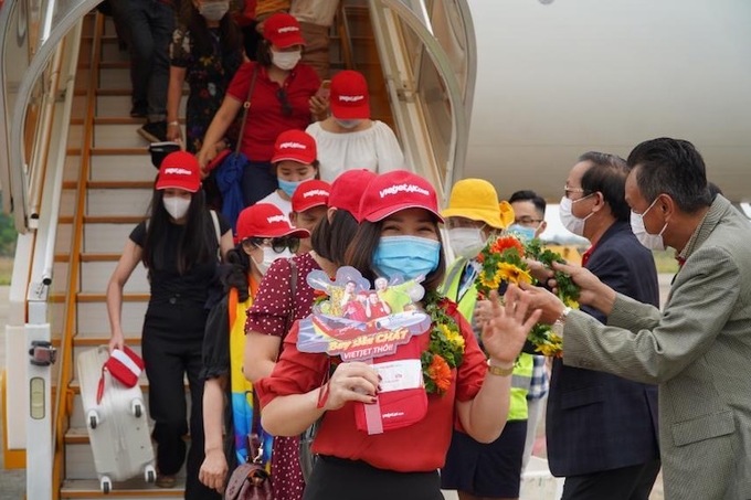 Những hành khách đầu tiên trên chuyến bay mới của Vietjet tới Phú Quốc. - WikiLand  - hanh-khach-tren-chuyen-bay-kha-6847-4141-1618050796 - Vietjet mở thêm đường bay mới tới Phú Quốc