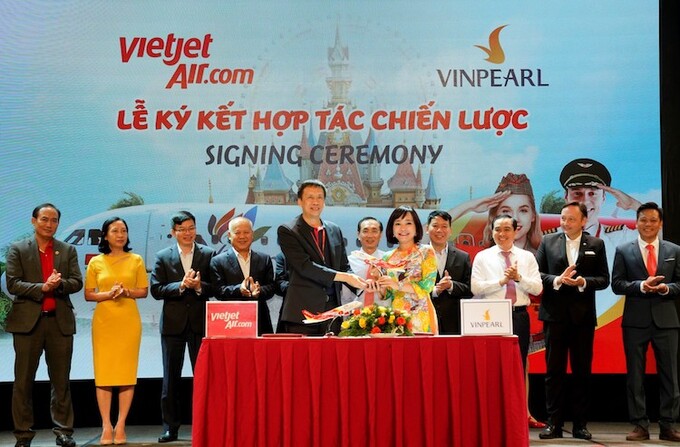 Đại diện Vietjet (bên trái) và đại diện Vinpearl tại lễ ký hết hợp tác chiến lược. - WikiLand  - ky-ket-vietjet-x-vinpearl-8230-1618050796 - Vietjet mở thêm đường bay mới tới Phú Quốc