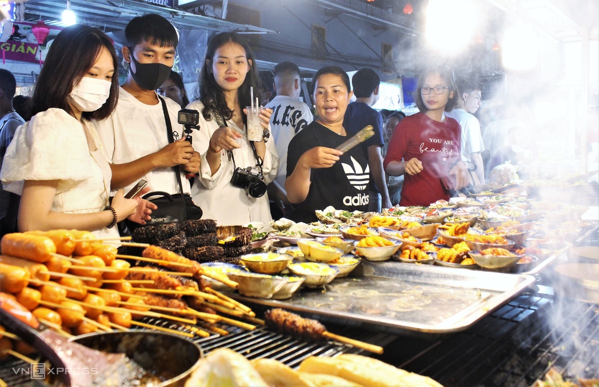 - WikiLand  - cho-dem-phu-quoc-05-jpg-1619505042-1619505261 - Thiên đường ẩm thực trong chợ đêm lớn nhất Phú Quốc