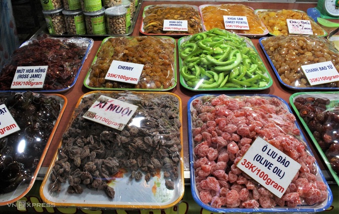 Tuy không đặc sắc như các loại đặc sản khác của Phú Quốc nhưng mứt trái cây cũng xuất hiện nhiều trong chợ đêm Phú Quốc, loại này thường được bán đồng giá 35.000 đồng/100 gram. - WikiLand  - dac-san-phu-quoc-06-jpg-5781-1-2891-4076-1620723180 - 8 đặc sản làm quà trong chợ đêm Phú Quốc