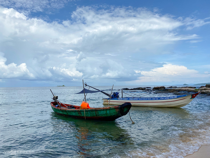 Đến đây, ngoài thưởng thức cảnh biển đẹp, du khách còn có cơ hội ngắm nhìn cuộc sống của người dân làng chài. Ảnh: Trung Nghĩa - WikiLand  - muiganhdau2-1204-1621326849 - Mũi Gành Dầu &#8211; &#8216;miệng cá&#8217; của đảo Phú Quốc