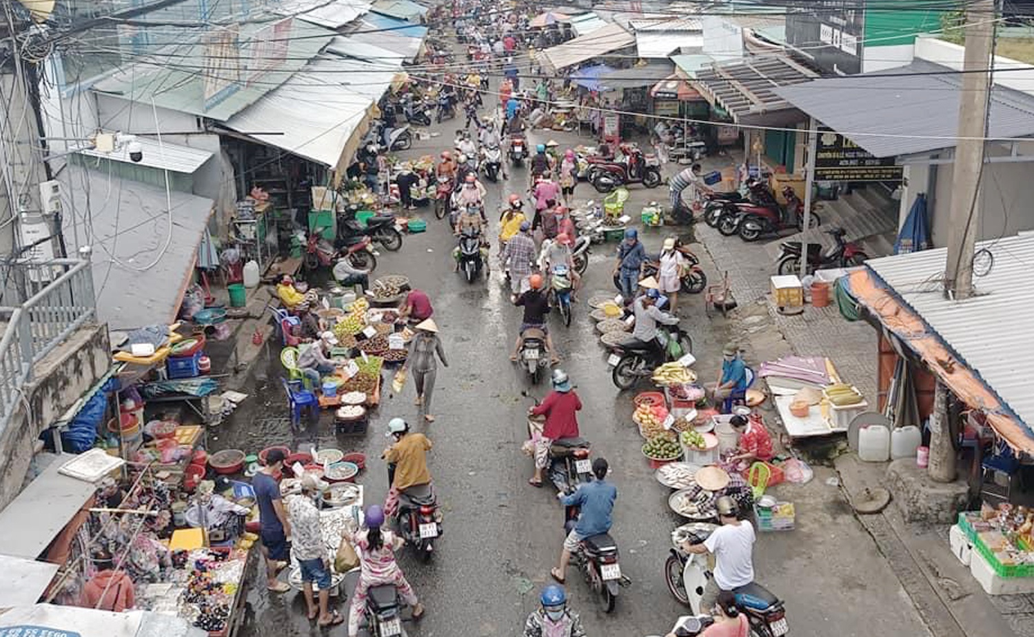 Nguoi mien Tay do xo mua hang anh 2  - cho_phu_quoc - Người dân miền Tây đổ xô đi chợ, giá thực phẩm tăng vọt